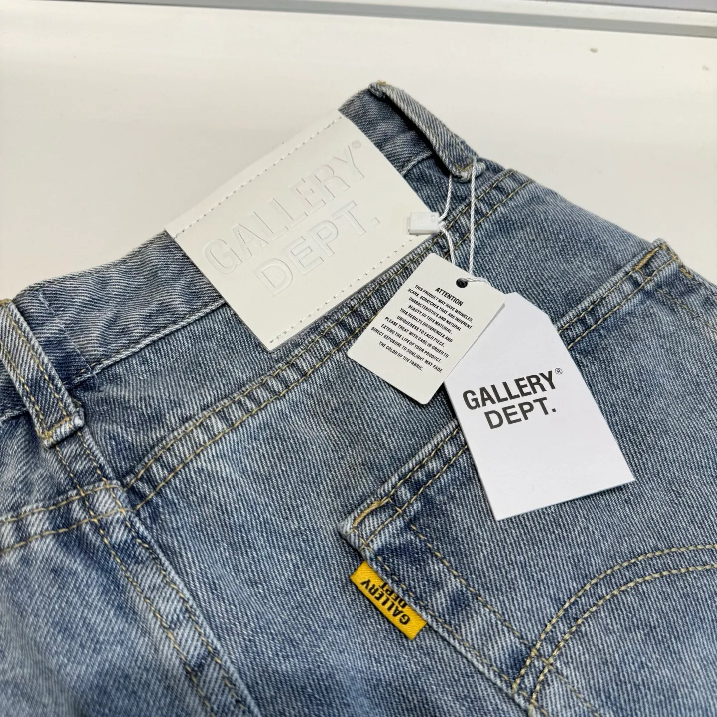 P290 model number: D441 GALLERY DEPT & Chrome hearts, multi-leather white cross loose washed flared jeans, truly restoring the ultimate vintage texture. The original hardware accessories, washed and other elevators, QR code analysis are all purchased from the original factory, with high degree of restoration. You are welcome to compare the products~ Three-dimensional version, loose and comfortable, not picky about the figure, tall and slim, factory Seiko, original factory quality control, same style for men and women, can be matched with couples, versatile recommendation Jeans that are a must-have for all seasons. Trendy people have been disappointed. From the quality selection of fabrics, the tailoring of details, and the matching of patterns, they are all impeccable! The upper body is so handsome when worn...it can be easily worn by men, women and children! The craftsmanship is made of heavy-duty washed pure cotton denim fabric. After washing, it is soft and thick. It is very stylish when worn. Size: 28, 30, 32, 34, 36 (S-XXL) Color: Stitching Size reference # 28 trouser length 100 waist 72 30 trouser length 102 waist 76 32 trouser length 104 waist 80 34 trouser length 106 waist 84 36 pants length 108 waist circumference 88